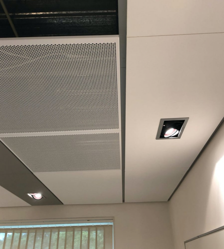Geperforeerd instelbaar toevoer rooster voor een Ecophon Focus Lp plafond met geïsoleerde site plenum Ø 200mm - Perfecte plafond integratie