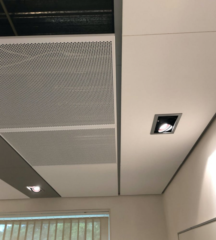 Geperforeerd instelbaar toevoer rooster voor een Ecophon Focus Lp plafond met geïsoleerde site plenum Ø 250mm - Perfecte plafond integratie