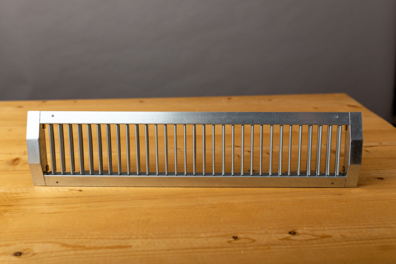 Enkel instelbaar kanaalrooster 825x175mm voor ronde luchtkanalen van Ø 560-1250mm