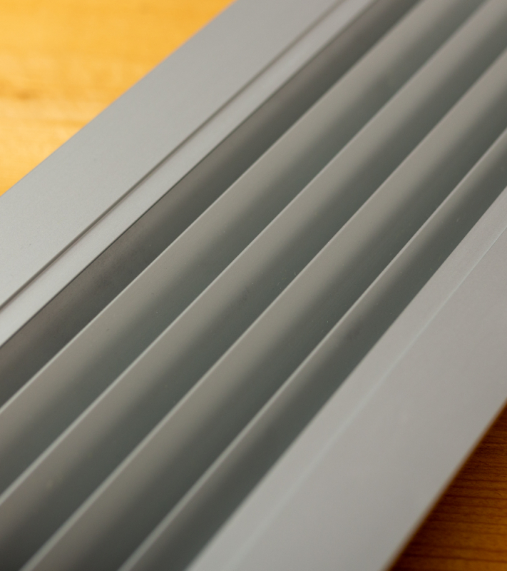 Aluminium deurrooster 450x100mm met tegenkader en schroefgaten in de flens - Zichtdichte profielen