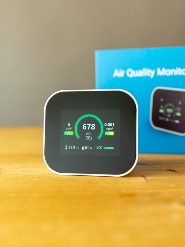 Cubic pro CO2, fijnstof, VOC en Formaldehyde monitor met USB voeding inclusief temperatuur en vocht weergave op het display - Display weergave