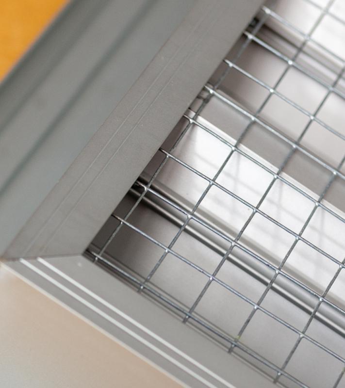 Aluminium buitenluchtrooster  1400x500mm met grote lamellen, vogelgaas en schroefgaten - Vogelgaas