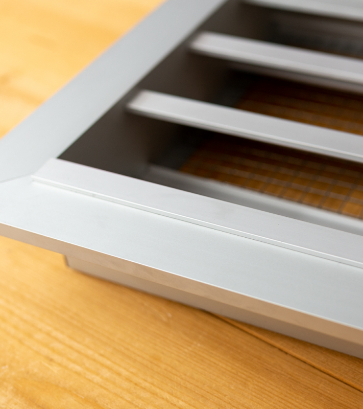 Aluminium buitenluchtrooster  1400x500mm met grote lamellen, vogelgaas en schroefgaten - Regendorpel