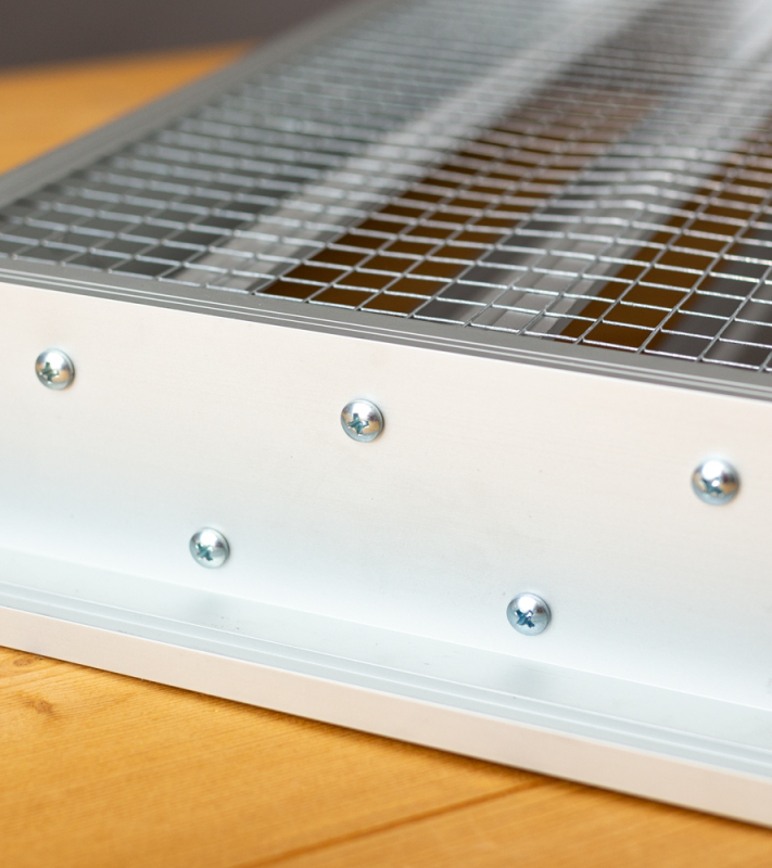 Aluminium buitenluchtrooster  1400x500mm met grote lamellen, vogelgaas en schroefgaten - Hoogwaardige afwerking