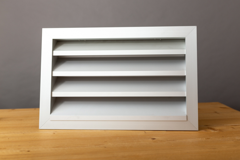 Aluminium buitenluchtrooster  1400x500mm met grote lamellen, vogelgaas en schroefgaten