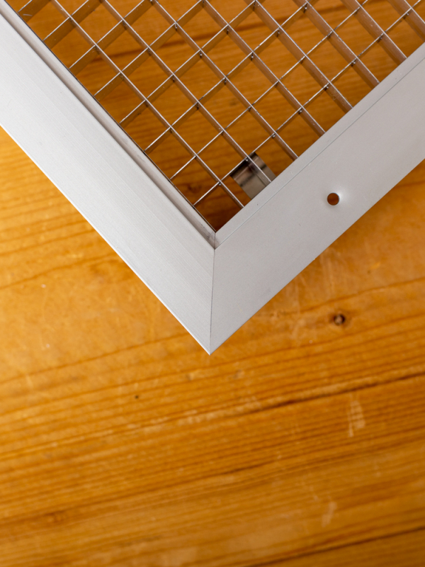 Rasterrooster 400x100mm met grote vrije doorlaat en schroefgaten - Moderne look