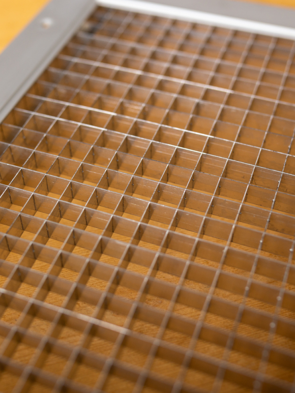 Rasterrooster 400x100mm met grote vrije doorlaat en schroefgaten - Hoge vrije doorlaat