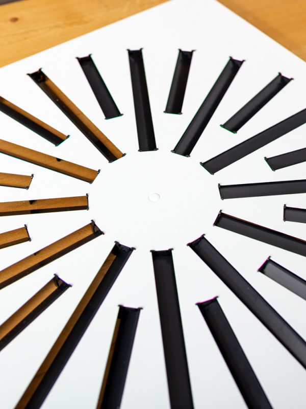 Instelbaar wervelrooster met 24 sleuven voor een systeemplafond van 594x594mm met geïsoleerde plenumbox Ø 250mm - Modulair plafond van 594x594mm