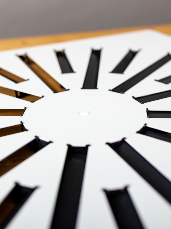 Instelbaar wervelrooster met 24 sleuven voor een systeemplafond van 594x594mm met geïsoleerde plenumbox Ø 250mm - Exclusief design