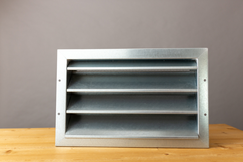 Stalen buitenluchtrooster 800x600mm met grote lamellen, vogelgaas en schroefgaten