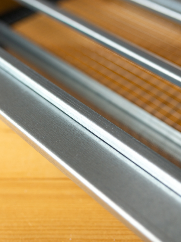 Stalen buitenluchtrooster 800x600mm met grote lamellen, vogelgaas en schroefgaten - Regendorpel
