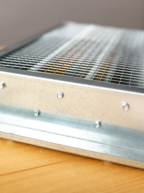 Stalen buitenluchtrooster 800x600mm met grote lamellen, vogelgaas en schroefgaten - Robuuste afwerking