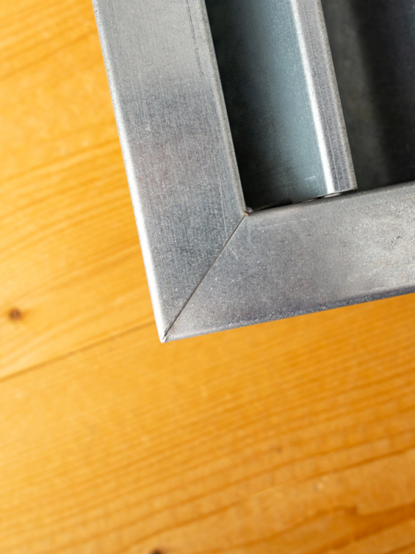 Stalen buitenluchtrooster 800x600mm met grote lamellen, vogelgaas en schroefgaten - Cornering