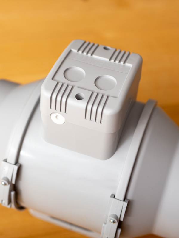 Kunststof 230v mixed flow kanaalventilator met maximaal 560 m3/h en aansluitingen Ø 160mm - Klemmenstrook